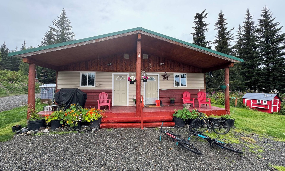 Happy Valley House | Welcoming 5-bedroom house in Ninilchik perfect for family or group stays.