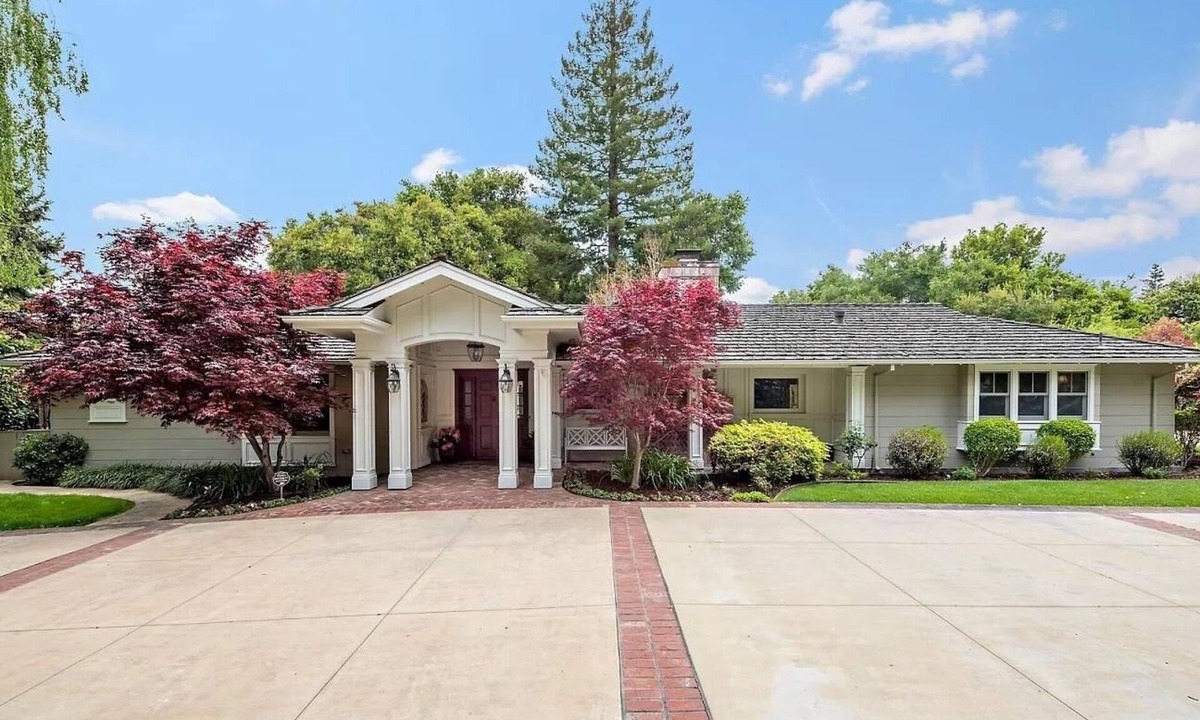 Fair Oaks House | Welcoming Mansion Estate with AC, Pool and Backyard in Menlo Park