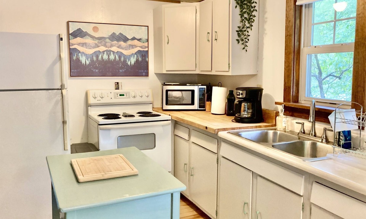 Asheville Ski Chalet | Whitewater Chalet-Stay right on the French Broad!