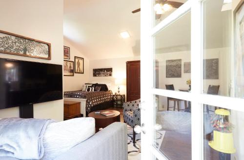 Willow Glen House | Willow Glen Private Studio - 1 Queen Bed and 1 Queen Inflatable