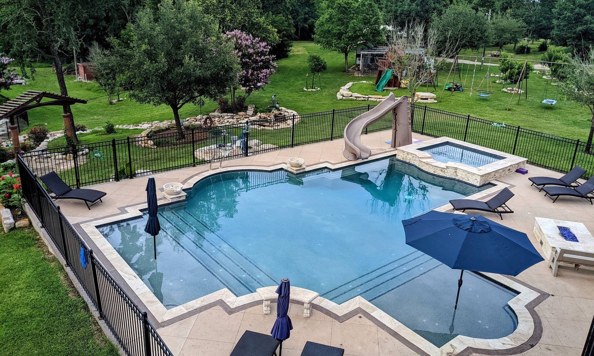 Wellborn House | Willow Run Estate, King Bed, Pool, Lake, Dock,Sports Court, Playground Sleeps10