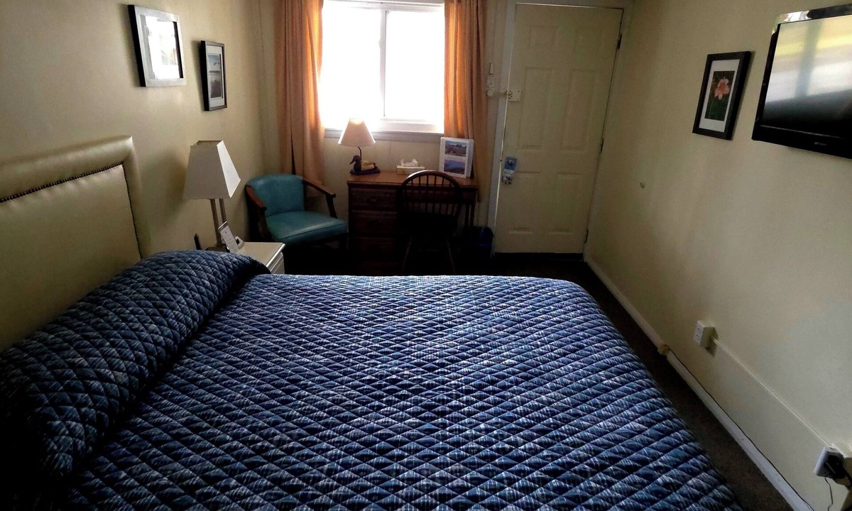 Dryden Apartment | Wilson Lake Inn, Wilton ME: Lakefront Rooms, Kayaks & Canoes WiFi Porch
