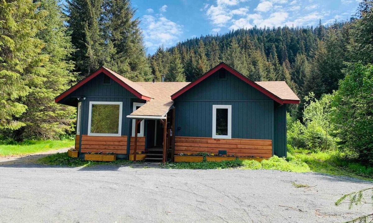 Questa Woods House | Woodland Retreat - Forested Home Outside City Limits Sleeps 7