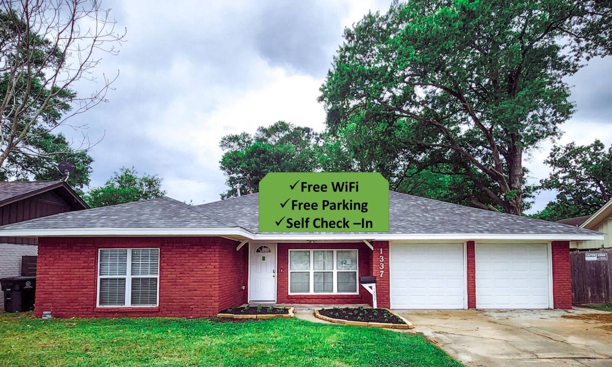 Spring Branch West House | World Cup Theme! Modern Lux 3 Bedroom House near City Center