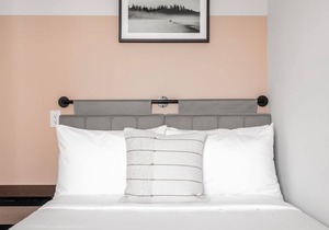 Kasa Palo Alto | Family Friendly, King Room with Workspace & Extra Full Bed