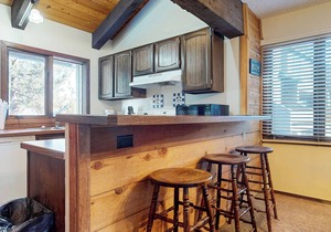 Large Home, Balcony. Pool & Tennis Court On-site, Short Walk to Restaurants