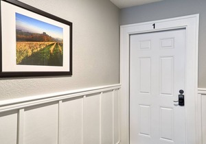 Luxurious & Spacious One Bedroom Downtown Flat in Newberg