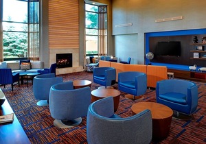 Minutes Away from Elgin History Museum! 2 Relaxing Units, Pool, FREE Parking! in West Dundee
