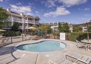 Windsor, CA: Sonoma 2 Bedroom Condo w/Fireplace, Resort Pool, Spa, WiFi & More! in Windsor