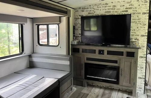 Johnstown House | 1 bedroom camper 1 mile from intel build site