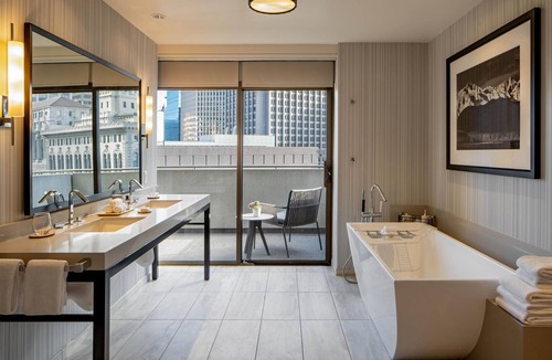 Financial District Hotel | 1-Bedroom Suite at a 4⭐️ Hotel