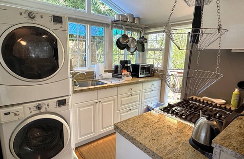 Country Club Cottage | 1 BR creek cottage for longer visits w washer/dryer