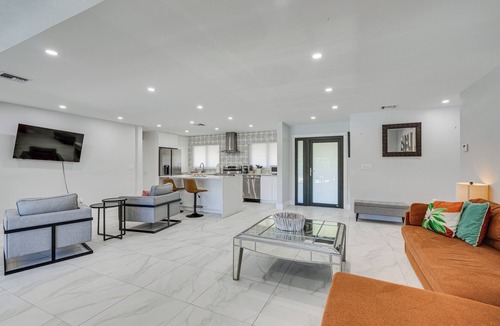 Yacht Club Cottage | 1 Mi to Beach: Modern Cape Coral Home w/Pool