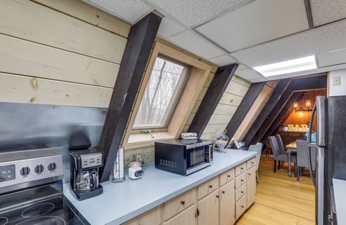 Charter Hills Cabin | 1 Mi to Beech Mtn! Family Retreat w/Hot Tub