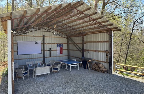 Morganton House | 1 Mile to Lake James. 8 Acres, Movie Screen & Fire Pit