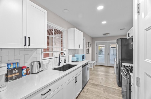 Glendale House | 10% OFF Weekly - Modern Chic Retreat