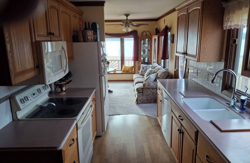 Trufant House | 10 passengers pontoon boat with Golfcart INCLUDED great fishing and swimming