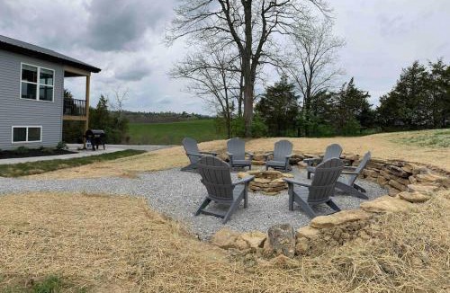 Williamstown House | 100 Acre Relaxing Retreat Near ARK- The Woodlands