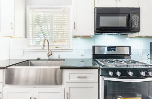Oakland Apartment | 1BR w/Parking Quiet Retreat Central Oakland