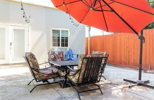 Oakland Apartment | 1BR w/Parking Quiet Retreat Central Oakland