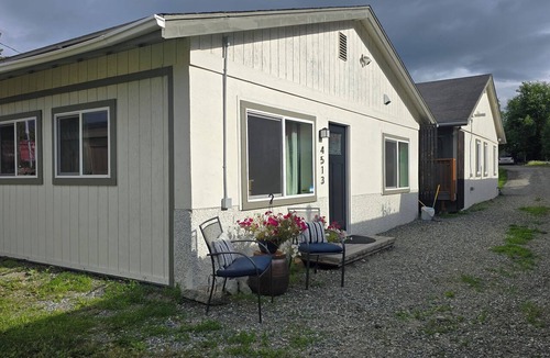Russian Jack Park House | 2-bedroom house with WiFi in East Anchorage