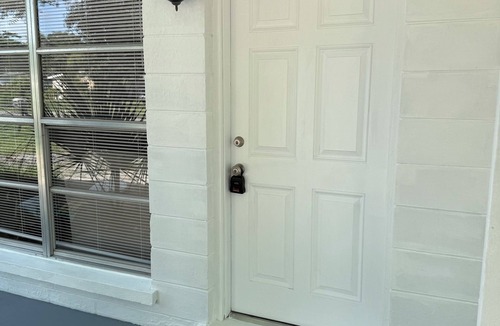 Sarasota Apartment | 2-bedroom secondary suite in lovely Sarasota