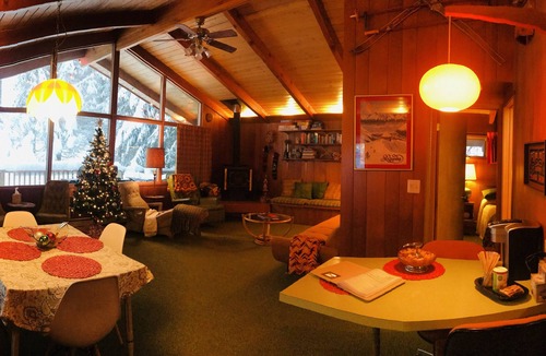 Alyeska Ski Chalet | 2 blocks to ski lifts! 9 person hot tub! Walk to XC ski, Restaurants & Brewery!