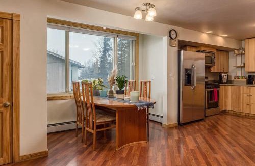 Taku - Campbell House | 2 BR Home Minutes Away from the Airport