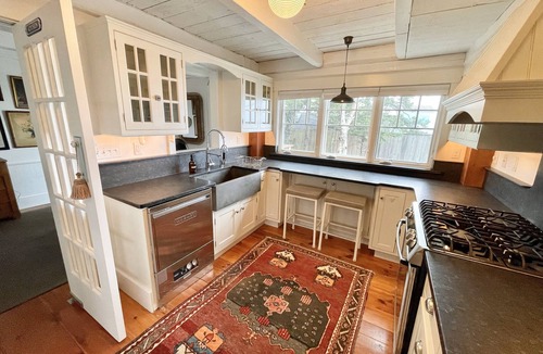 Manset Apartment | 2 BR On The Water in a 1830s Dockhouse! [Main Sul]