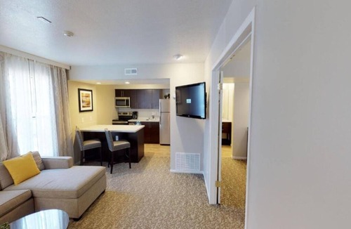 Newark Hotel | 2 Comfortable Suites w/Sitting Area & Outdoor Pool Access | Free Breakfast