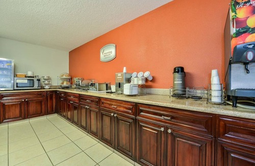 Bayou Oaks Hotel | 2 Convenient Rooms with 2 Double Beds for Short Stays Near Top Sarasota Spots