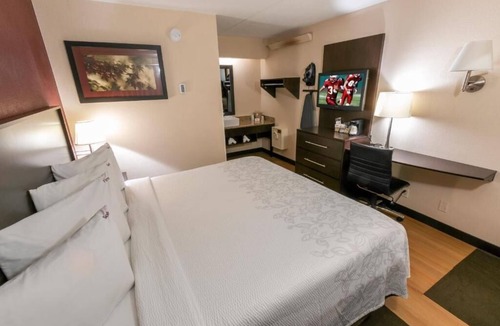 Columbus Hotel | 2 Family-Friendly Rooms Close to Columbus Landmarks, Pets Allowed + Free Parking