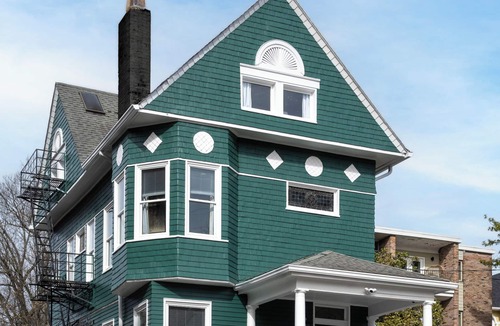Walnut Hills House | 2 Large Renovated Houses with Driveway -Sleeps 42- 5 minutes to Downtown