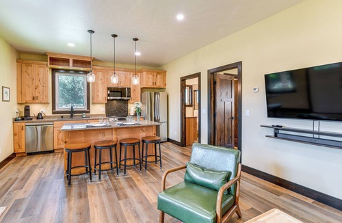 Palmer Cottage | 2 Mi to Dtwn Palmer: Custom Valley Home w/Garage