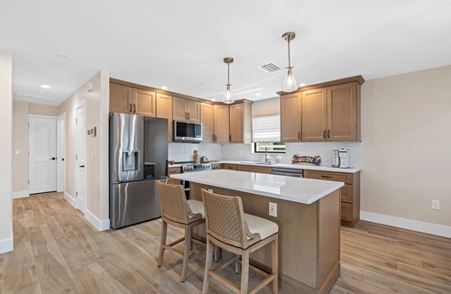 Mid Island House | 2 MIN WALK to FT MYERS BEACH - PALMETTO “TREE HOUSE” & NEW PRIVATE POOL SLEEPS 6