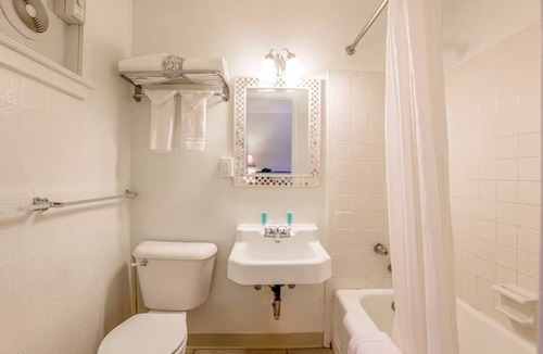 Short Creek Hotel | 2 Modern Double-Bed Rooms Close to Cadiz Activities Plus Free Parking