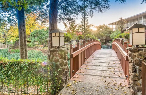 Barron Park Hotel | 2 Peaceful Creekside Room with Free Parking, Balcony & Heated Pool