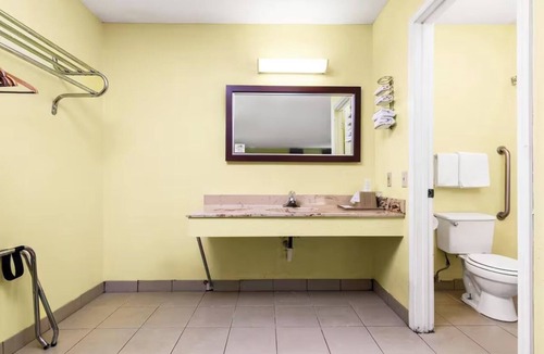 Orlinda Hotel | 2 Queen Beds near Kentucky Science Center | Efficiently Near I-65 | Free Parking