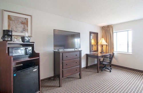 Greater Greenspoint Apartment | 2 Queen Beds Non-Smoking