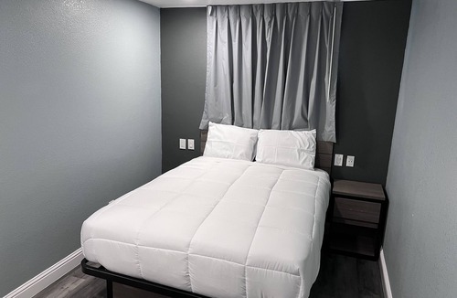 Westside Santa Cruz Hotel | 2 Room Suite - Indoor Pool and Spa - Walk to the Boardwalk