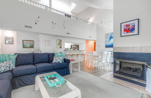 Bethany Beach Condo | 2-Story Sea Colony Condo w/Bikes, Fireplace, Shared Pools, Gym, Sauna, & Tennis