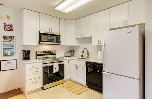 North Ocean City Condo | 200 Feet to Beach: Inviting Condo in Ocean City!