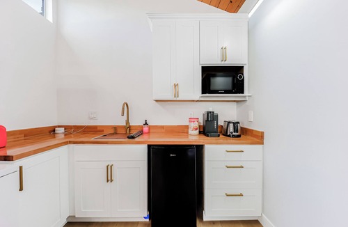 South San Mateo Apartment | 246C - Large Studio w/Kitchenette, Laundry & Deck