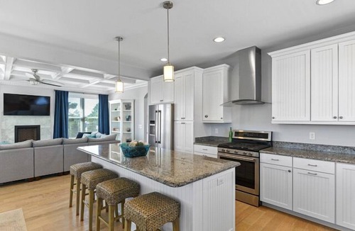Long Neck House | 28295 Russell St- Amazing Oak Orchard 3 level single family home! Bring your boat and fishing pole.