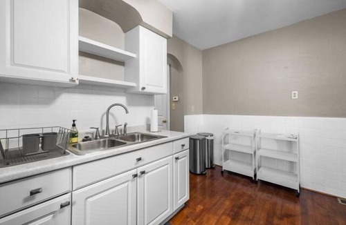 Clifton Heights Apartment | 2BD 2BA Duplex in quiet South City with easy access to I-44, near hospitals, parks, etc. Each unit has a queen bed, kitchen, fast WiFi, smart TV, and in-unit laundry. Ideal for solo travel, couples, or professionals. Free parking. No smoking.