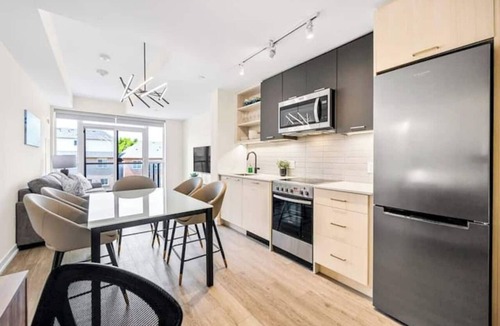 Harwood Apartment | 2BR + Den Suite Panoramic Lake Views Parking