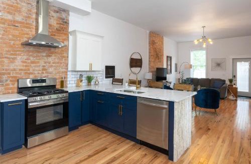 Covington House | 2BR Townhome - Free Parking, Minutes to Stadiums