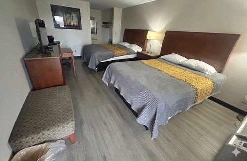 Greenville Hotel | 3 Accommodations for Big Groups near Greenville Public Library | Free Parking