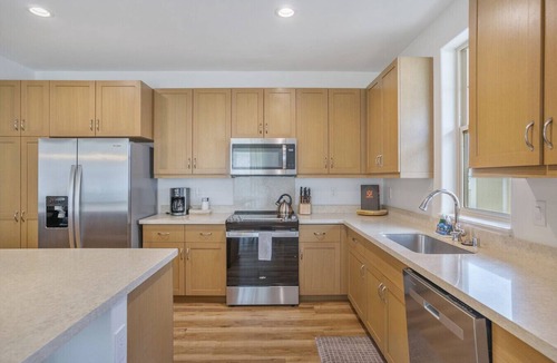 Makaha Valley House | 3 Bdrm, Sngl Lvl, Near Beach, BBQ, Pool/Spa, Gym