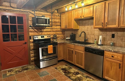 Hillsboro Cabin | 3-bedroom 2.5 bath Log Lodge in beautiful Hillsboro. Near Rocky Fork Lake.